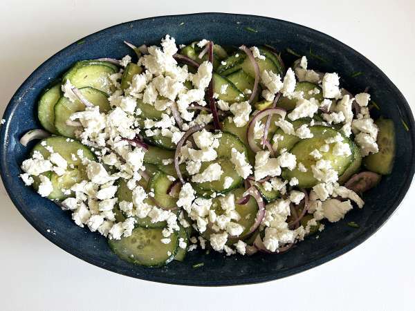 Salada de pepino, grão de bico, abacate e queijo feta - Preparação Passo 6