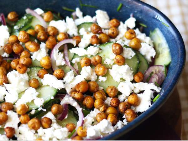 Salada de pepino, grão de bico, abacate e queijo feta - Preparação Passo 7