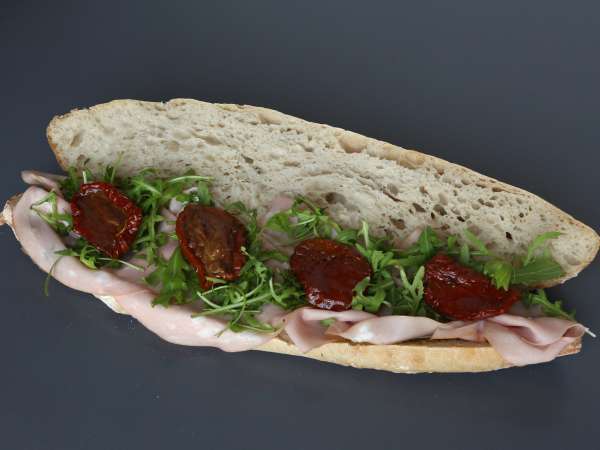 Sanduíche italiano gourmet com mortadela e burrata cremosa - Preparação Passo 4