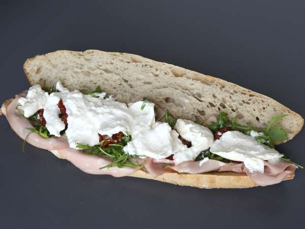 Sanduíche italiano gourmet com mortadela e burrata cremosa - Preparação Passo 5