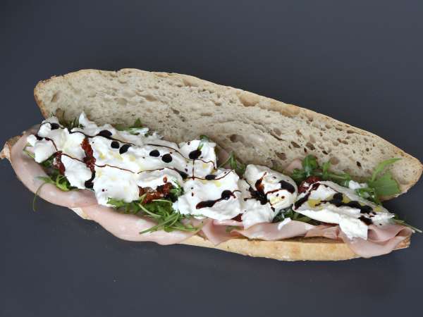 Sanduíche italiano gourmet com mortadela e burrata cremosa - Preparação Passo 6