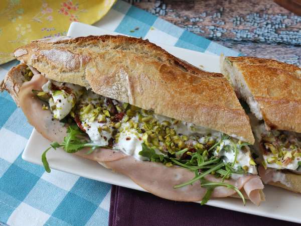 Sanduíche italiano gourmet com mortadela e burrata cremosa - Preparação Passo 7