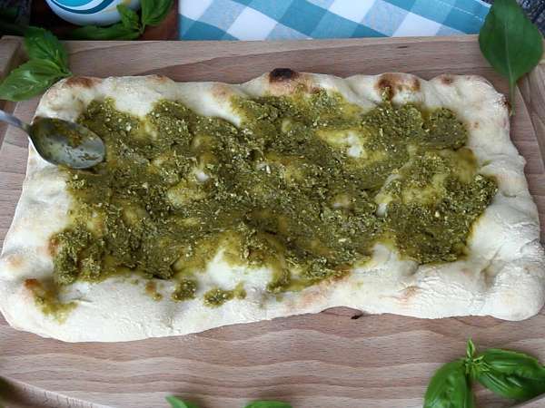 Pinsa com pesto e mortadela, pronta em 10 minutos! - Preparação Passo 2