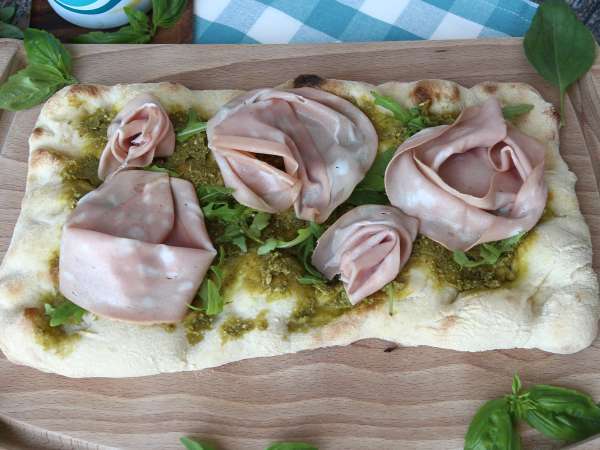 Pinsa com pesto e mortadela, pronta em 10 minutos! - Preparação Passo 4