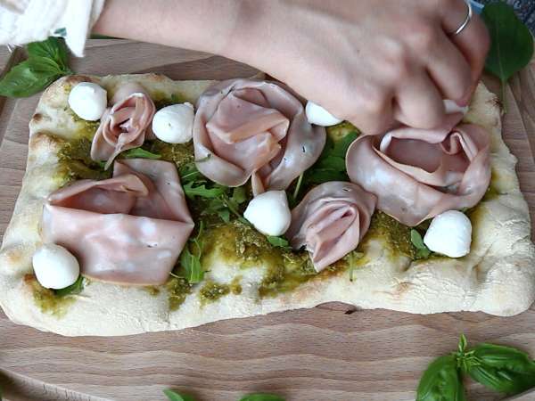 Pinsa com pesto e mortadela, pronta em 10 minutos! - Preparação Passo 5
