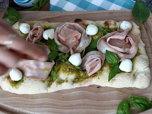 Pinsa com pesto e mortadela, pronta em 10 minutos! - Preparação Passo 6