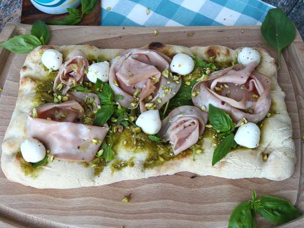 Pinsa com pesto e mortadela, pronta em 10 minutos! - Preparação Passo 7