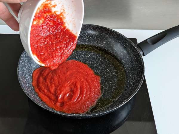 Macarrão com stracciatella e tomate cremoso: o primeiro prato pronto em 10 minutos - Preparação Passo 1
