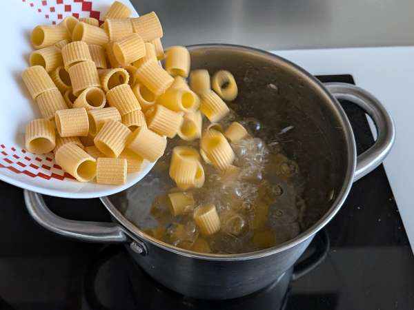 Macarrão com stracciatella e tomate cremoso: o primeiro prato pronto em 10 minutos - Preparação Passo 3