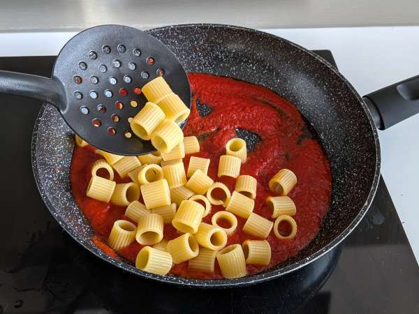 Macarrão com stracciatella e tomate cremoso: o primeiro prato pronto em 10 minutos - Preparação Passo 4