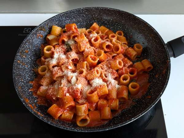 Macarrão com stracciatella e tomate cremoso: o primeiro prato pronto em 10 minutos - Preparação Passo 5