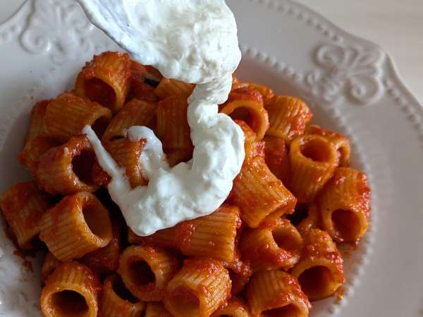 Macarrão com stracciatella e tomate cremoso: o primeiro prato pronto em 10 minutos - Preparação Passo 6