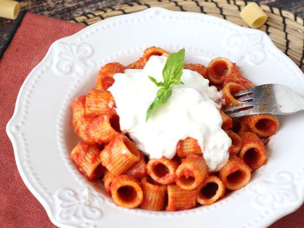 Macarrão com stracciatella e tomate cremoso: o primeiro prato pronto em 10 minutos - Preparação Passo 7