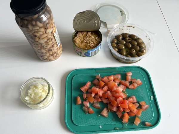 Salada de feijão-frade com atum, ovo e azeitonas - Receita Portuguesa fácil - Preparação Passo 1