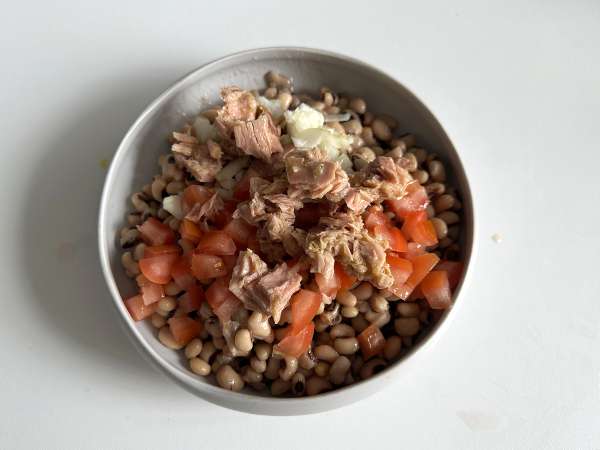 Salada de feijão-frade com atum, ovo e azeitonas - Receita Portuguesa fácil - Preparação Passo 2