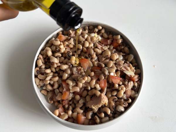 Salada de feijão-frade com atum, ovo e azeitonas - Receita Portuguesa fácil - Preparação Passo 3