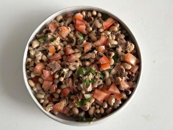 Salada de feijão-frade com atum, ovo e azeitonas - Receita Portuguesa fácil - Preparação Passo 4