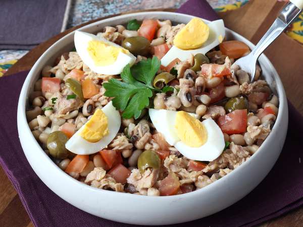 Salada de feijão-frade com atum, ovo e azeitonas - Receita Portuguesa fácil - Preparação Passo 6