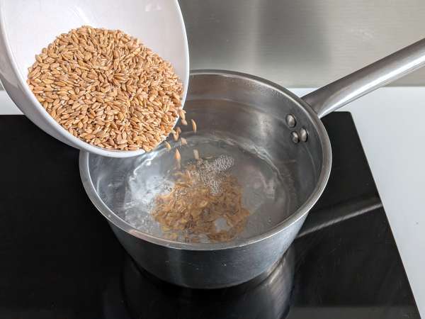 Salada cremosa de espelta com curgete (abobrinha), beringela e tomate-cereja - Preparação Passo 1