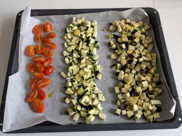 Salada cremosa de espelta com curgete (abobrinha), beringela e tomate-cereja - Preparação Passo 2