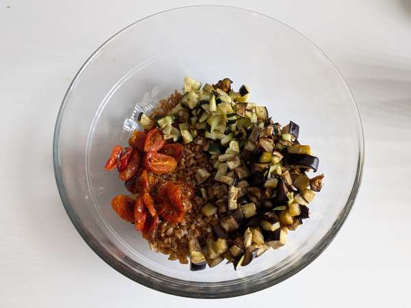 Salada cremosa de espelta com curgete (abobrinha), beringela e tomate-cereja - Preparação Passo 5