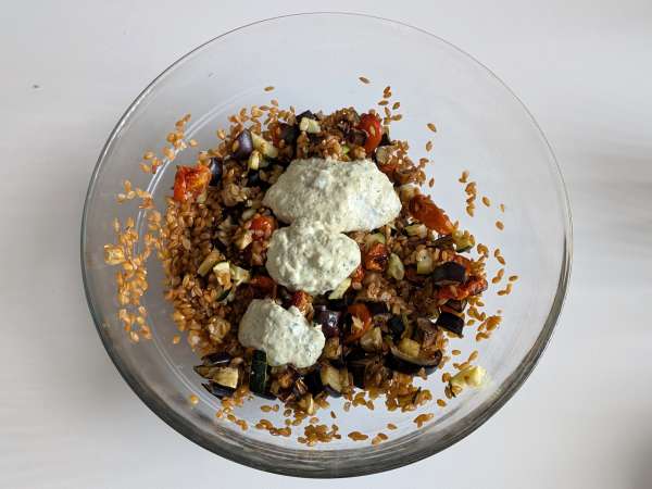 Salada cremosa de espelta com curgete (abobrinha), beringela e tomate-cereja - Preparação Passo 6