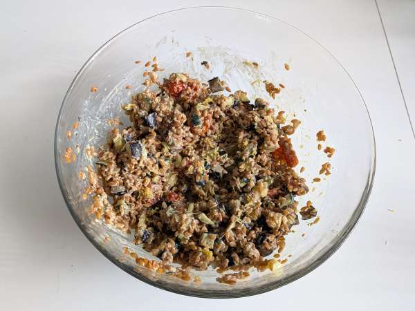 Salada cremosa de espelta com curgete (abobrinha), beringela e tomate-cereja - Preparação Passo 7