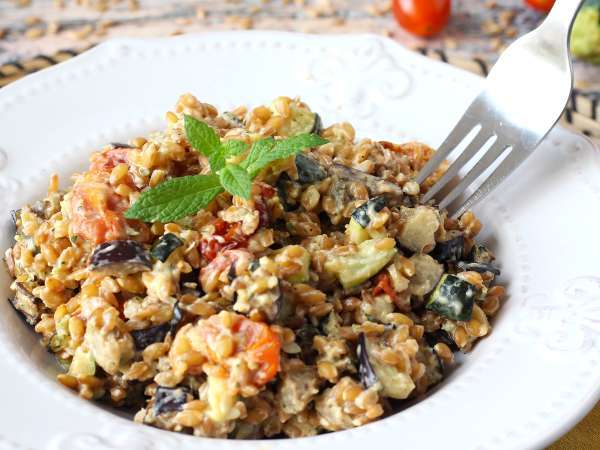 Salada cremosa de espelta com curgete (abobrinha), beringela e tomate-cereja - Preparação Passo 8
