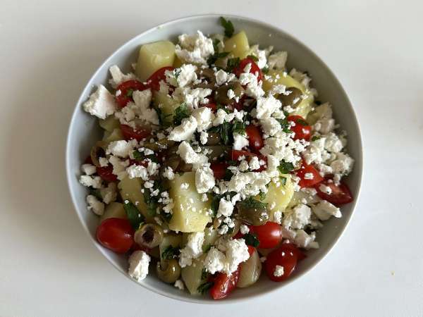 Salada de batata com queijo feta, ovo e tomate-cereja - Preparação Passo 5