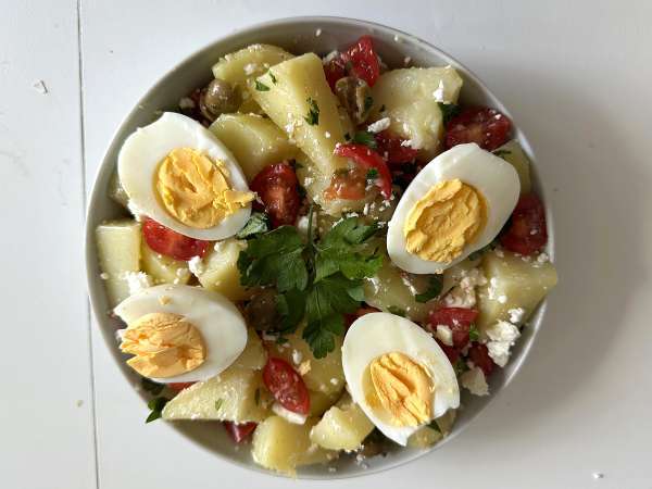 Salada de batata com queijo feta, ovo e tomate-cereja - Preparação Passo 6