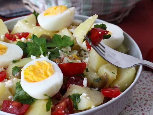 Salada de batata com queijo feta, ovo e tomate-cereja - Preparação Passo 7