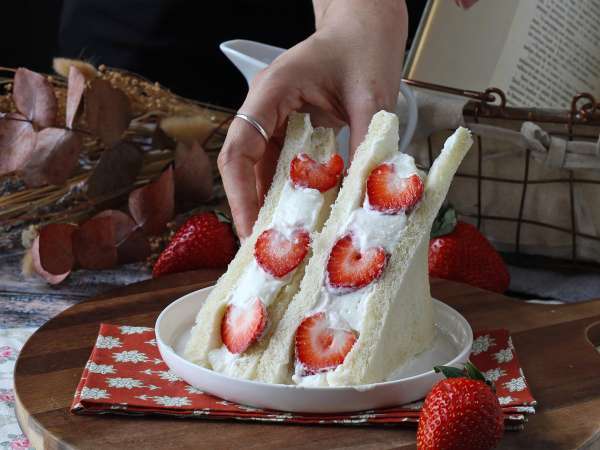 Ichigo sando, o sanduíche de morango japonês! - Preparação Passo 10