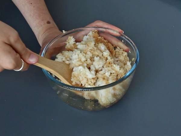 Onigiri grelhados recheados com queijo derretido: vocês vão devorá-los! - Preparação Passo 4