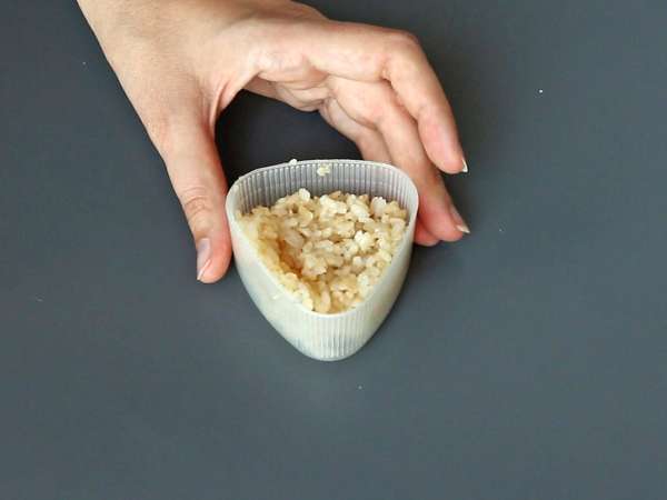 Onigiri grelhados recheados com queijo derretido: vocês vão devorá-los! - Preparação Passo 5