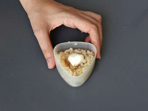Onigiri grelhados recheados com queijo derretido: vocês vão devorá-los! - Preparação Passo 6