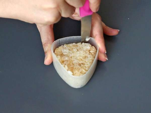 Onigiri grelhados recheados com queijo derretido: vocês vão devorá-los! - Preparação Passo 8