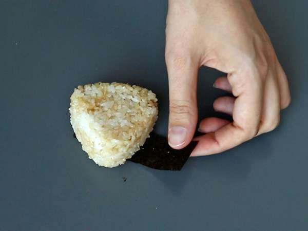 Onigiri grelhados recheados com queijo derretido: vocês vão devorá-los! - Preparação Passo 9
