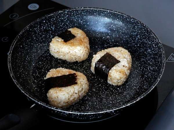 Onigiri grelhados recheados com queijo derretido: vocês vão devorá-los! - Preparação Passo 10
