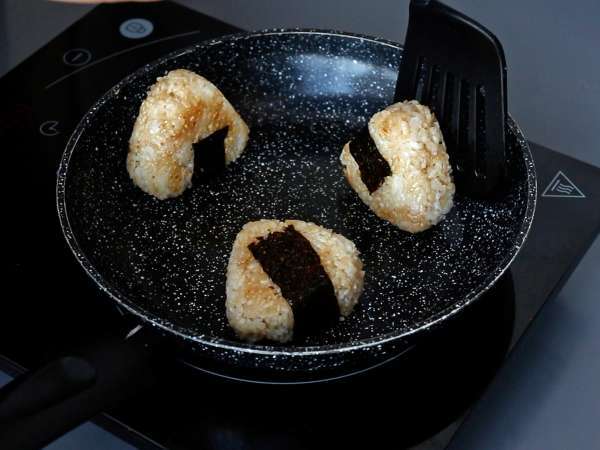 Onigiri grelhados recheados com queijo derretido: vocês vão devorá-los! - Preparação Passo 11