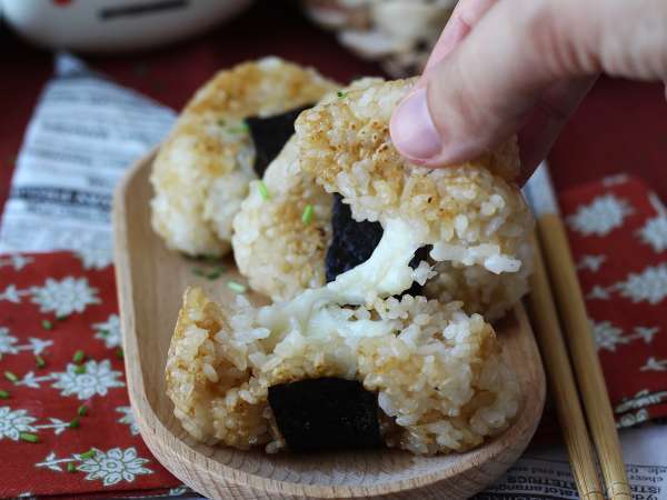 Onigiri grelhados recheados com queijo derretido: vocês vão devorá-los! - Preparação Passo 12