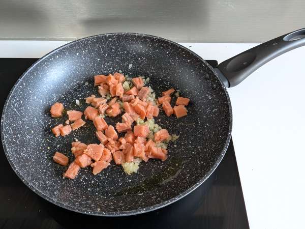 Macarrão cremoso com salmão, hortelã e açafrão - Preparação Passo 2