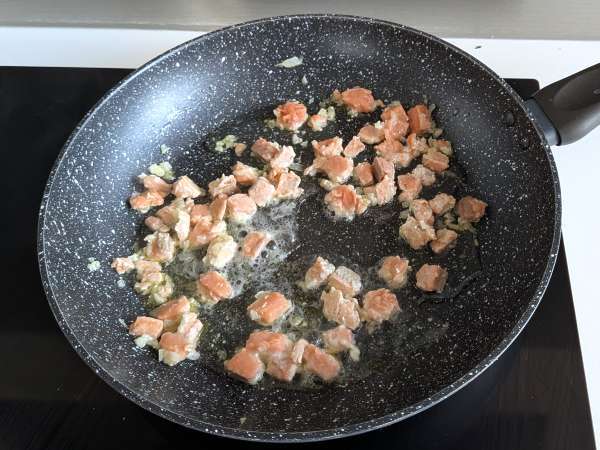 Macarrão cremoso com salmão, hortelã e açafrão - Preparação Passo 3
