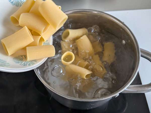 Macarrão cremoso com salmão, hortelã e açafrão - Preparação Passo 4