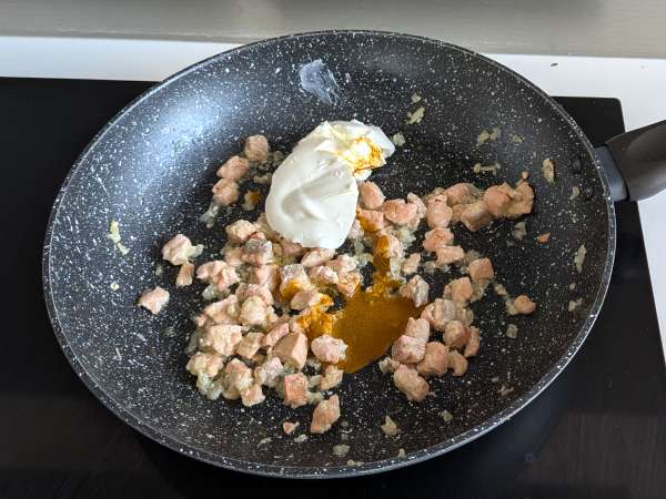 Macarrão cremoso com salmão, hortelã e açafrão - Preparação Passo 6