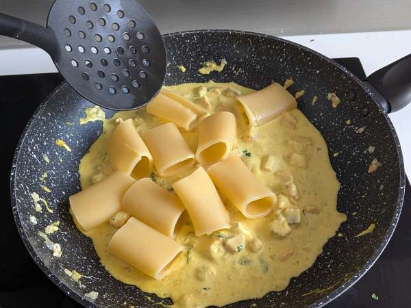 Macarrão cremoso com salmão, hortelã e açafrão - Preparação Passo 8