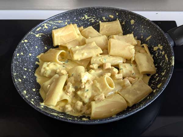 Macarrão cremoso com salmão, hortelã e açafrão - Preparação Passo 9