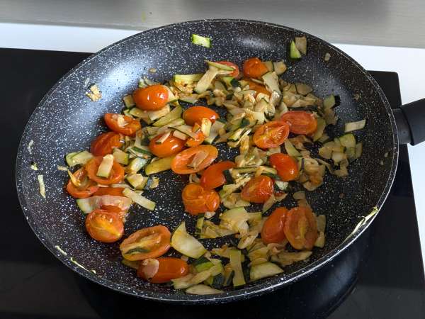 Macarrão cremoso com abobrinha, tomates cereja, cream cheese e limão - Preparação Passo 3