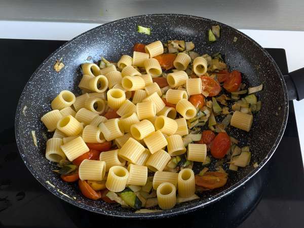 Macarrão cremoso com abobrinha, tomates cereja, cream cheese e limão - Preparação Passo 5