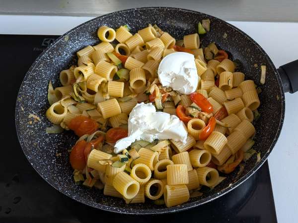 Macarrão cremoso com abobrinha, tomates cereja, cream cheese e limão - Preparação Passo 6