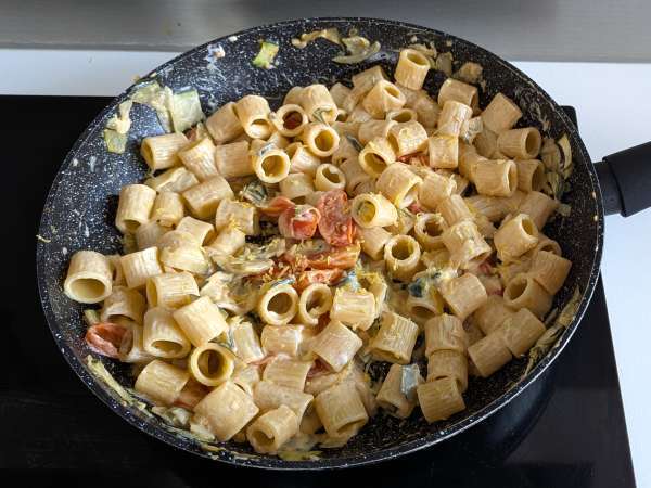 Macarrão cremoso com abobrinha, tomates cereja, cream cheese e limão - Preparação Passo 7